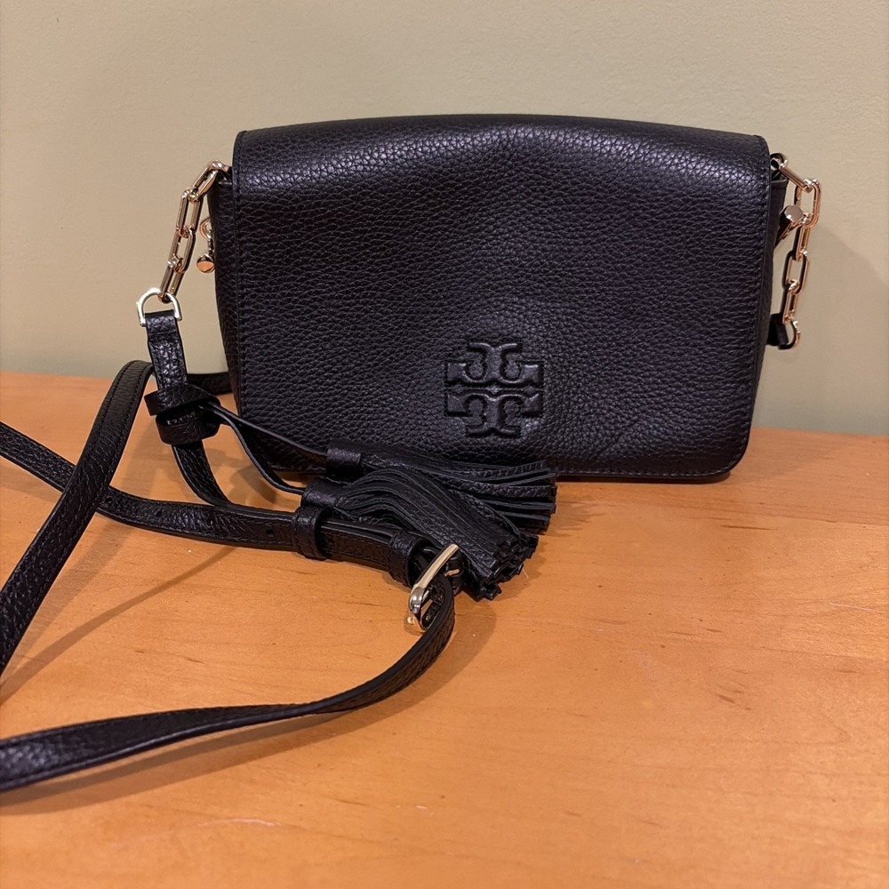 Tory‎ Burch Thea Pebbled Leather Flap Crossbody Black EUC Quiet Luxury